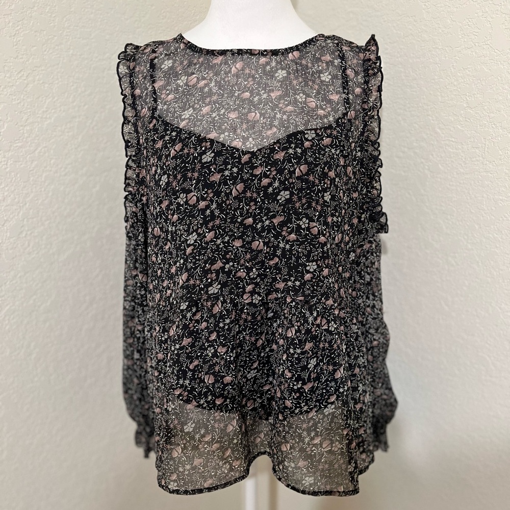 ❄️ ⛄️ American Eagle Outfitters blouse with slit shoulder sleeves.  XL